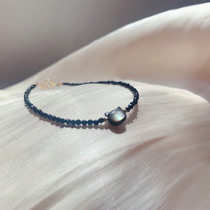 Buddha Stones 14K vergoldetes schwarzes Spinell- Weiß Kristall-Heilarmband mit süßer Katze aus Tridacna-Stein - image 9