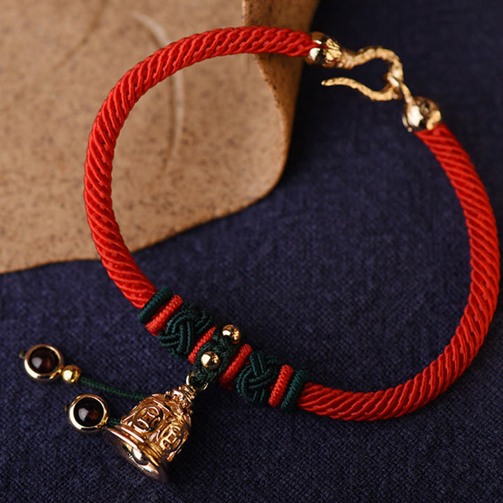 Buddha Stones 14K vergoldetes Kupfermünzen-Glocken-Granat-handgefertigtes rotes Seilarmband