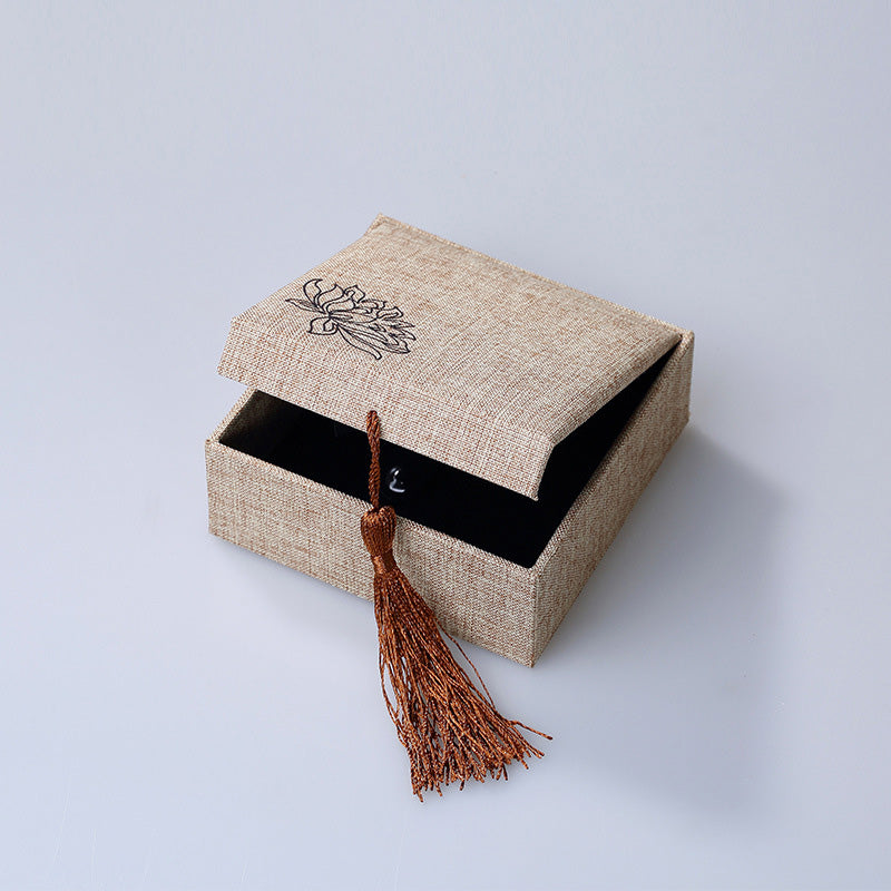Buddha Stones, Lotus-Muster, Schmuck-Aufbewahrungsbox, Geschenkbox, Quasten - Armband-/Armreifbox (100*100*38mm) - image 7