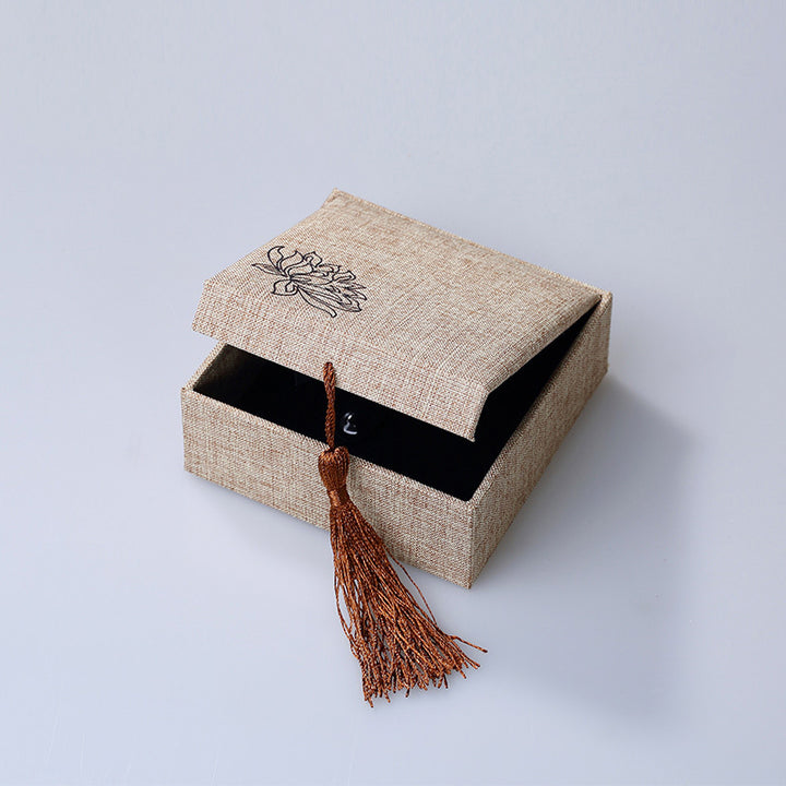 Buddha Stones, Lotus-Muster, Schmuck-Aufbewahrungsbox, Geschenkbox, Quasten - Armband-/Armreifbox (100*100*38mm) - image 7