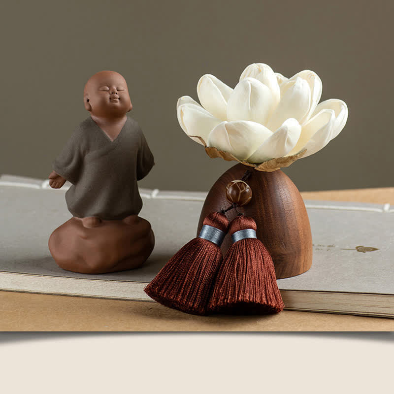 Schwarze Pfirsichholz-Buddha-Blumen-Calm-Cure-Dekorationen - Kleiner Mönch steht - image 15