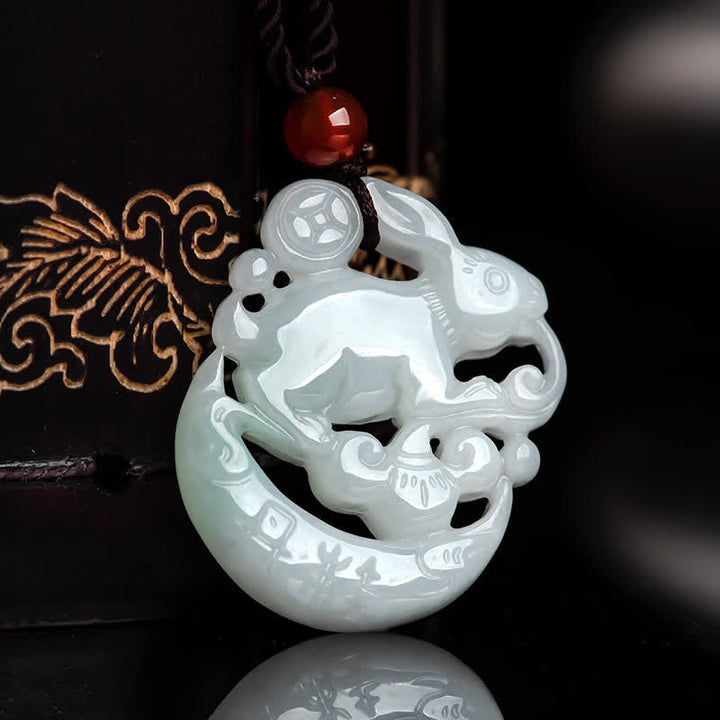 Jahr des Hasen-Halskettenanhängers aus Weiß Jade, Halbmondschutz