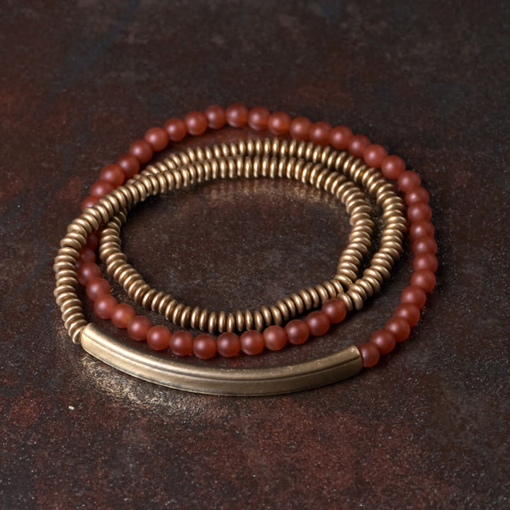 Tibetisches dreifach gewickeltes Armband mit verschiedenen Achatsteinen und Kupferschutz