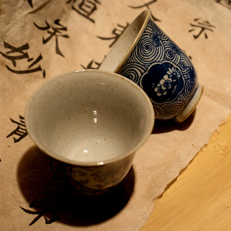 Buddha Stones Jingdezhen Blaues und Weiß Porzellan, handbemalte Lotus-Pflaumenblüten-Keramik-Teetasse, Kung-Fu-Teetassen