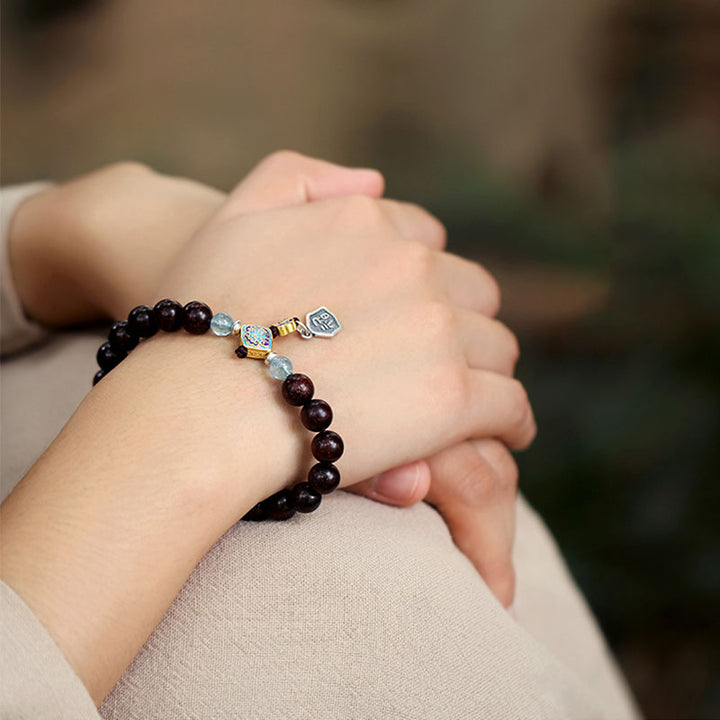 Buddha Stones, 925er-Sterlingsilber, indisches kleines Blatt, rotes Sandelholz, Aquamarin, voller Goldstern, chinesisches Knoten-Segen-Armband