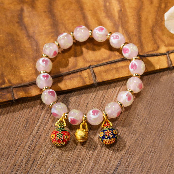 Buddha Stones Gold Schluckendes Biest Familien-Charm, leuchtendes rosa Liebesherz, fluoreszierendes Liuli-Glasperlen-Segens-Armband