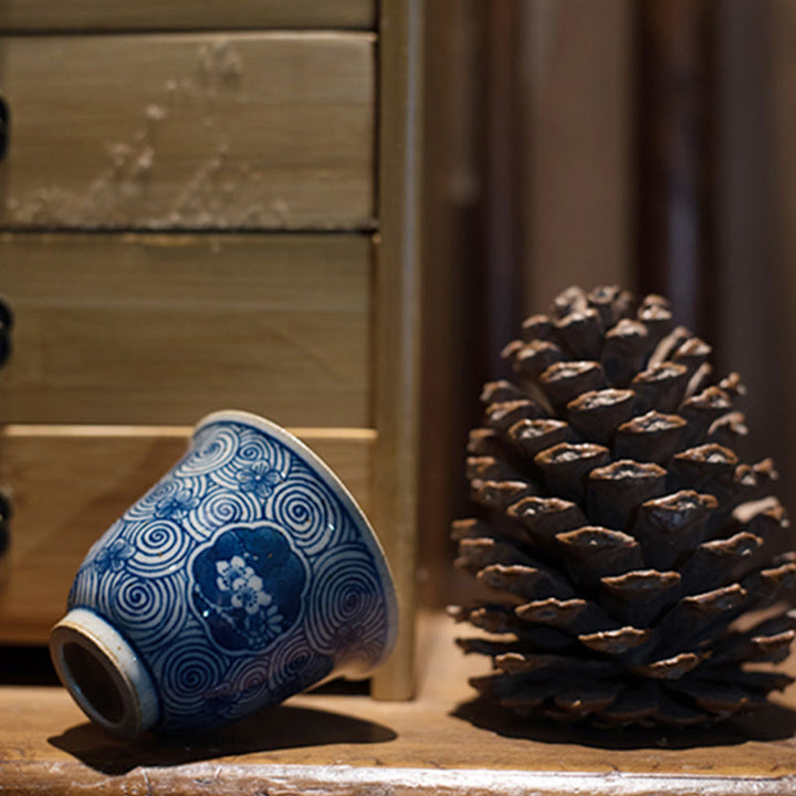 Buddha Stones Jingdezhen Blaues und Weiß Porzellan, handbemalte Lotus-Pflaumenblüten-Keramik-Teetasse, Kung-Fu-Teetassen