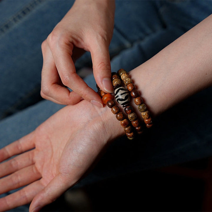 Buddha Stones Tibetisches Bodhi-Samen-Bernstein-Dzi-Perlen-Achat-Zakiram-Göttin des Reichtums-Perlen-Dreifach-Wickelarmband