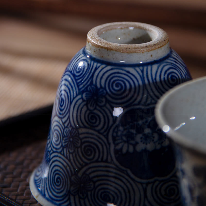 Buddha Stones Jingdezhen Blaues und Weiß Porzellan, handbemalte Lotus-Pflaumenblüten-Keramik-Teetasse, Kung-Fu-Teetassen