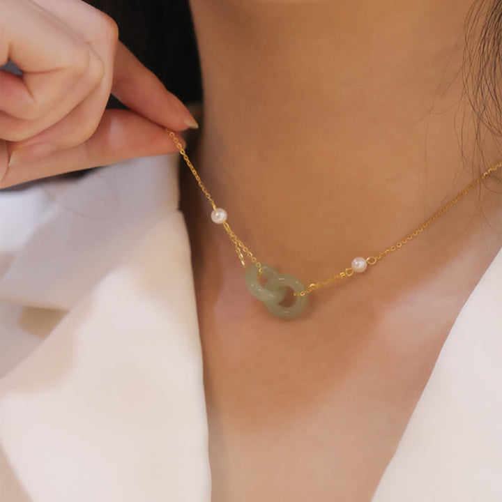 Zwei Peace-Schnallen-Halskettenanhänger aus Jade im Überfluss