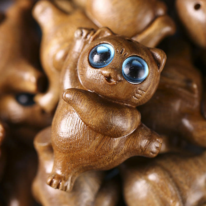 Buddha Stones Mini-Tanzende Katze aus grünem Sandelholz mit Gravur, positive Schreibtischdekoration