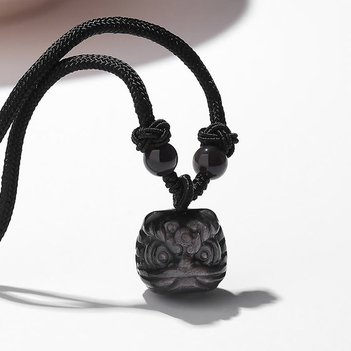 Buddha Stones Natürlicher Silberglanz Obsidian Roter Achat Tanzender Löwe Schutz Halskette Anhänger