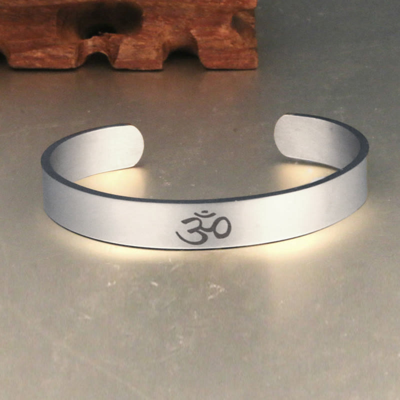 Manschettenarmband mit Buddha Stonesn, tibetisches OM-Symbol, Achtsamkeit