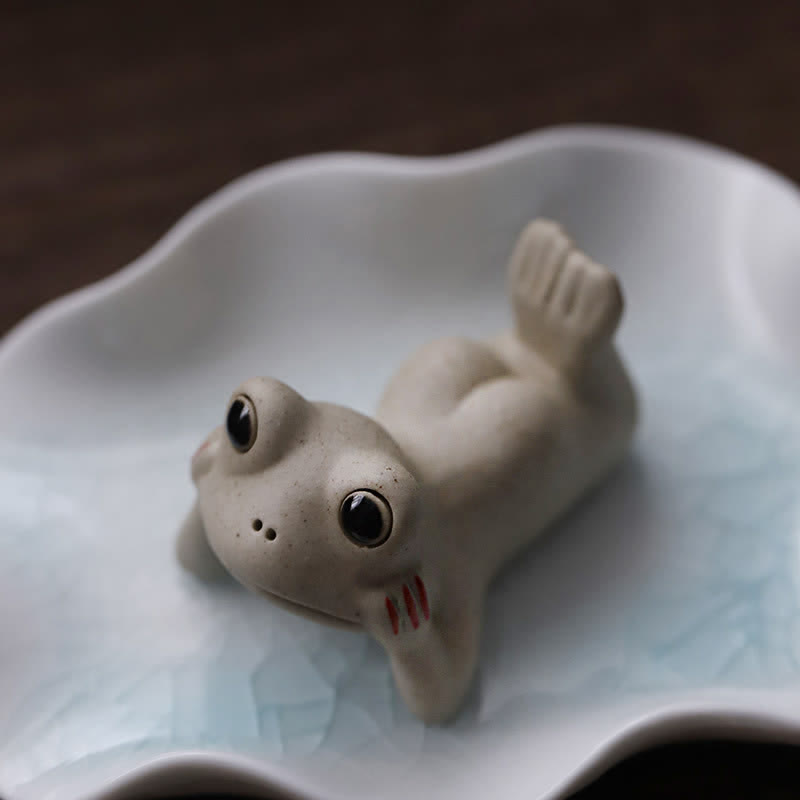 Meditierende kleine Froschstatue aus Keramik
