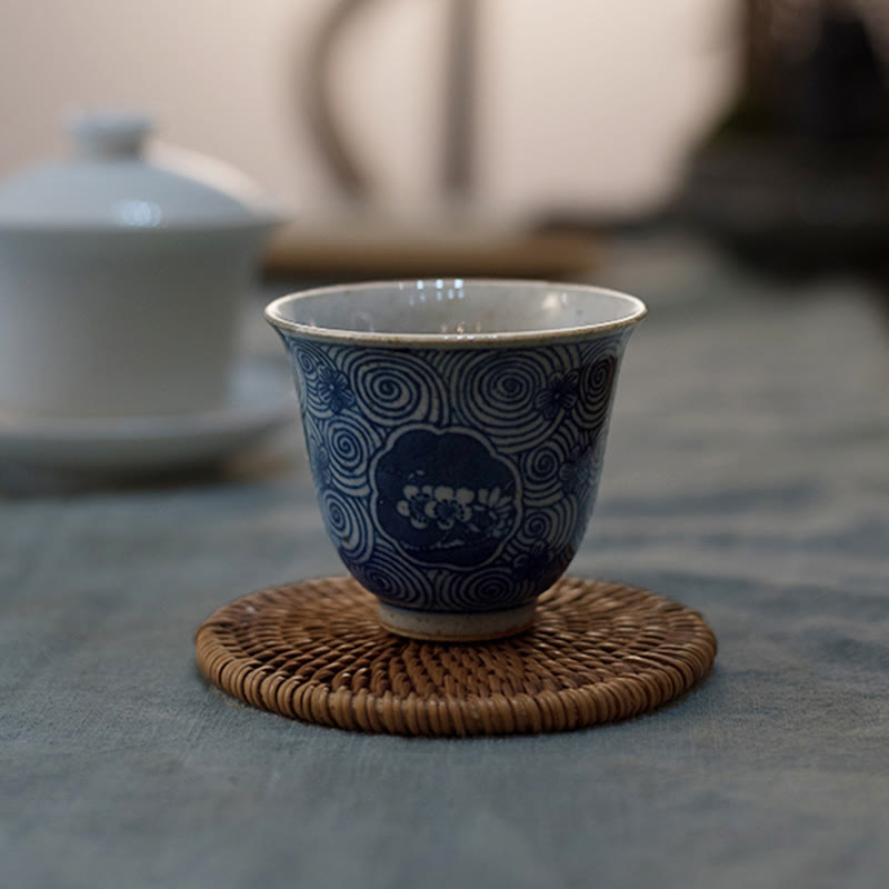 Buddha Stones Jingdezhen Blaues und Weiß Porzellan, handbemalte Lotus-Pflaumenblüten-Keramik-Teetasse, Kung-Fu-Teetassen