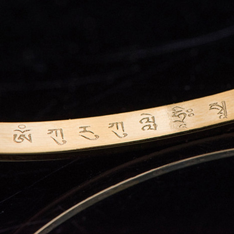 Segensschutzarmband aus Titanstahl mit Gravur „Sechs wahre Worte“.