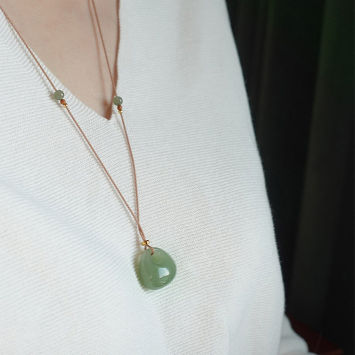 Buddha Stones, natürlicher Jade-Halsketten-Anhänger, Glück, Wohlstand (zufällige Farbe)