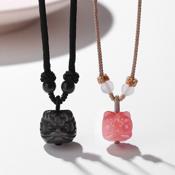 Buddha Stones Natürlicher Silberglanz Obsidian Roter Achat Tanzender Löwe Schutz Halskette Anhänger