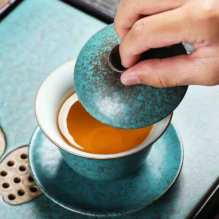 Buddha Stones Traditionelle Kiefernbaum grüne Keramik Gaiwan Sancai Teetasse Kung Fu Teetasse und Untertasse mit Deckel