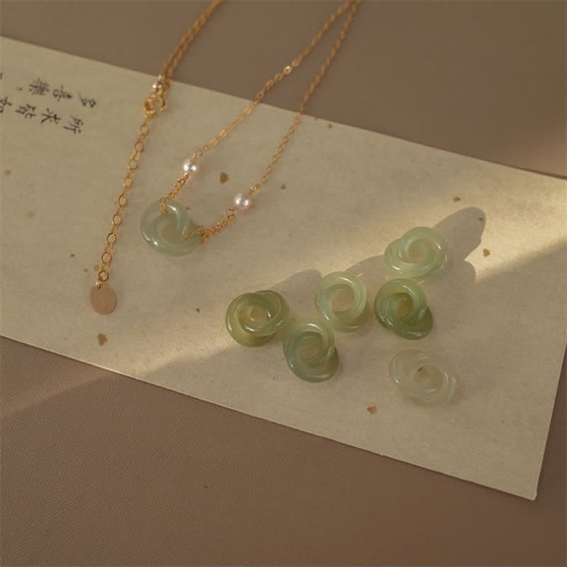 Zwei Peace-Schnallen-Halskettenanhänger aus Jade im Überfluss
