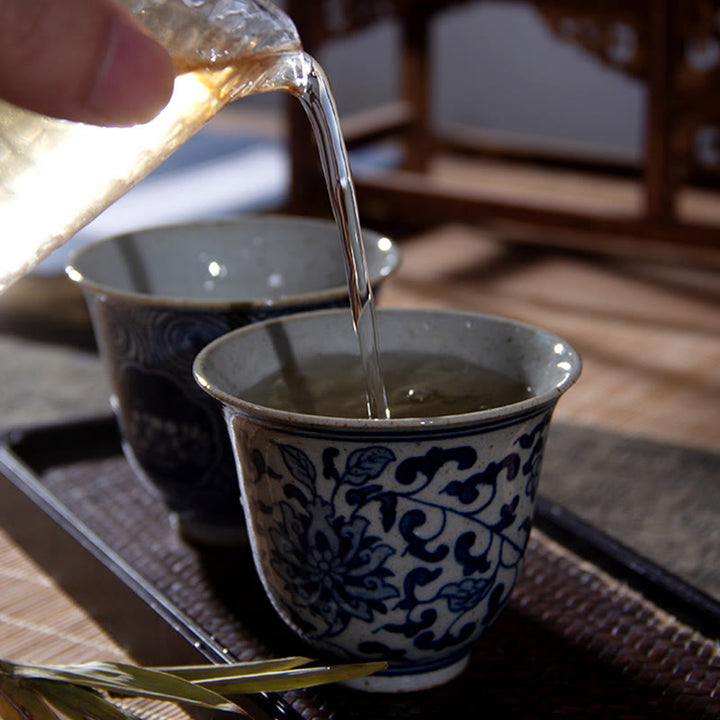 Buddha Stones Jingdezhen Blaues und Weiß Porzellan, handbemalte Lotus-Pflaumenblüten-Keramik-Teetasse, Kung-Fu-Teetassen