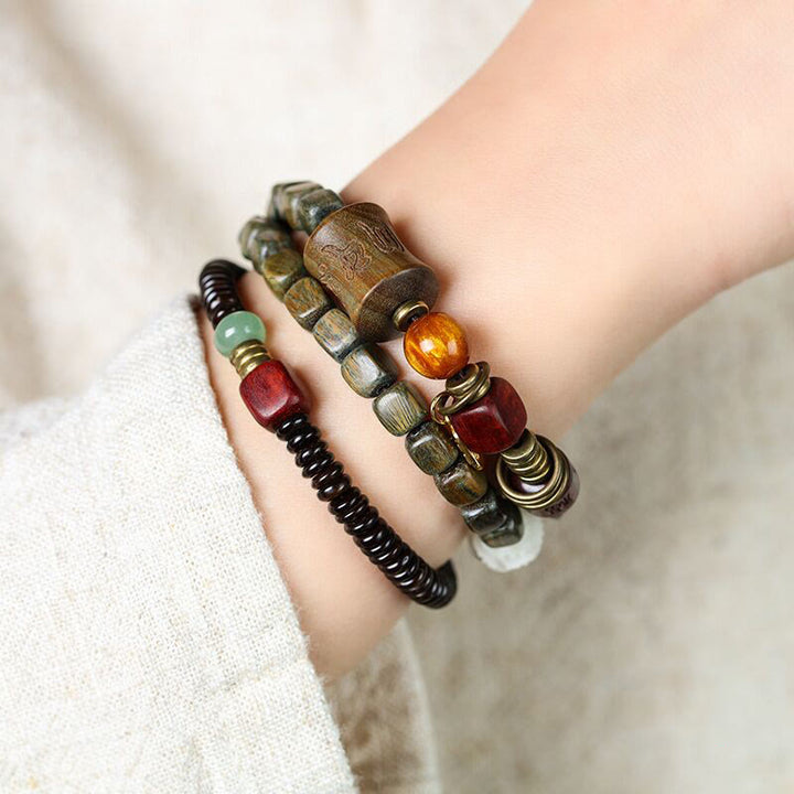 Buddha Stones, grünes Sandelholz, Ebenholz, Om Mani Padme Hum, graviertes Friedens-Dreifach-Wickelarmband