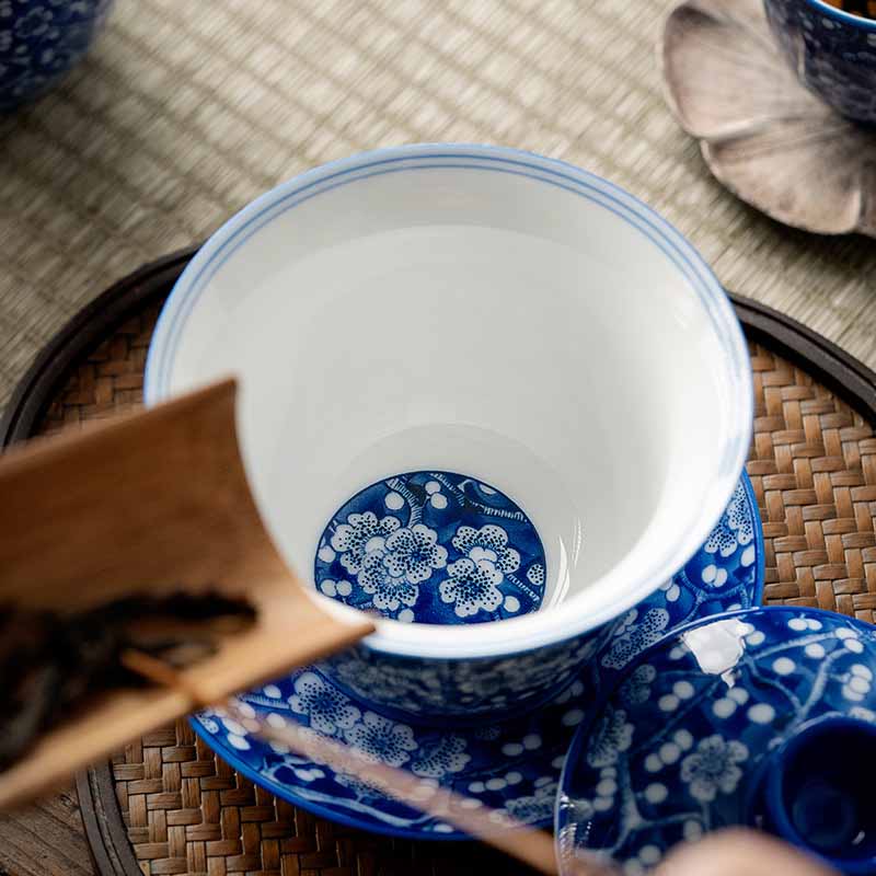 Buddha Stones, Pflaumenblüte, blaues und Weiß Porzellan, Keramik, Gaiwan Sancai Teetasse, Kung-Fu-Teetasse und Untertasse mit Deckel, 185 ml