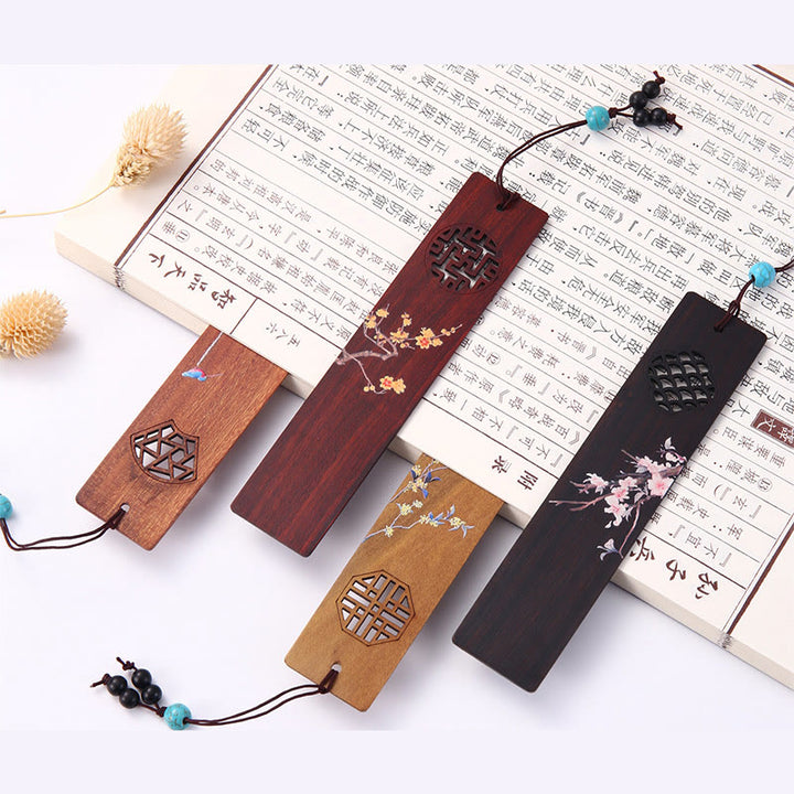 Buddha Stones 4 Stück Vier Jahreszeiten Pflaumenorchidee Bambus Chrysantheme Pekingoper Maske Holz Lesezeichen mit Geschenkbox