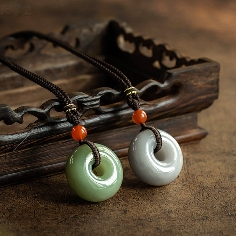Natürlicher runder Jade-Halskettenanhänger aus grauer Jade mit Friedensschnalle und Glücksbringer
