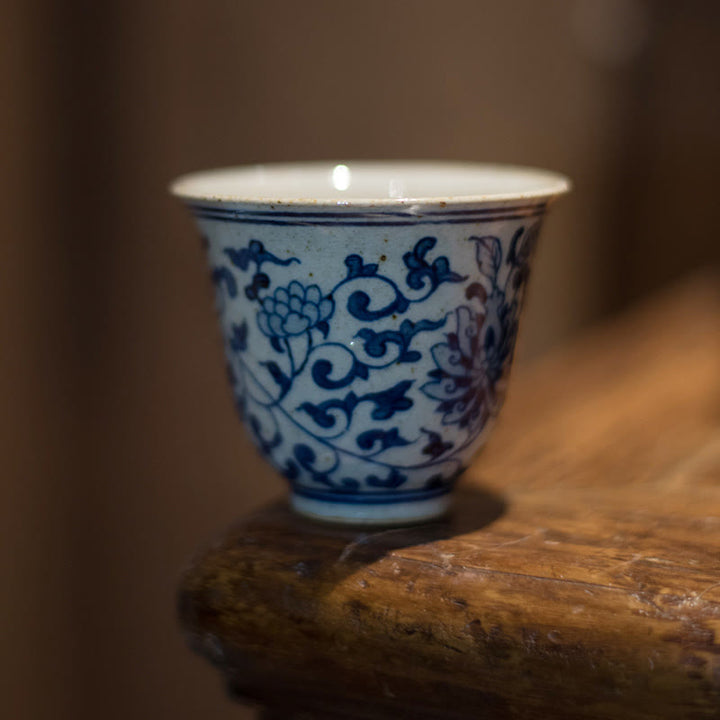 Buddha Stones Jingdezhen Blaues und Weiß Porzellan, handbemalte Lotus-Pflaumenblüten-Keramik-Teetasse, Kung-Fu-Teetassen