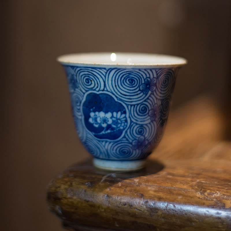 Buddha Stones Jingdezhen Blaues und Weiß Porzellan, handbemalte Lotus-Pflaumenblüten-Keramik-Teetasse, Kung-Fu-Teetassen