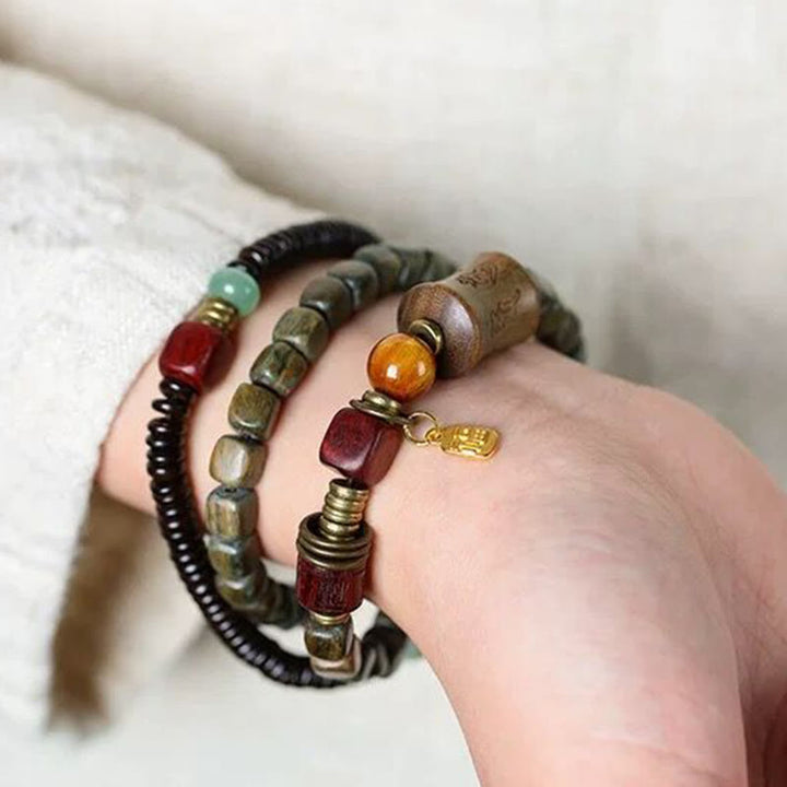 Buddha Stones, grünes Sandelholz, Ebenholz, Om Mani Padme Hum, graviertes Friedens-Dreifach-Wickelarmband