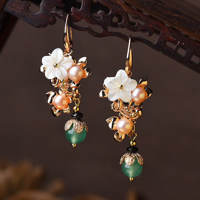 Buddha Stones 14K vergoldete Tridacna-Stein-Blumen-Perlen-Ohrringe mit grünen Aventurin-Perlen