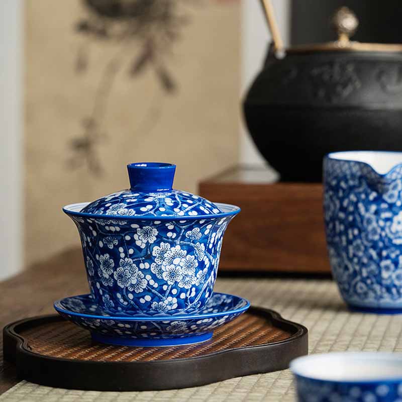 Buddha Stones, Pflaumenblüte, blaues und Weiß Porzellan, Keramik, Gaiwan Sancai Teetasse, Kung-Fu-Teetasse und Untertasse mit Deckel, 185 ml