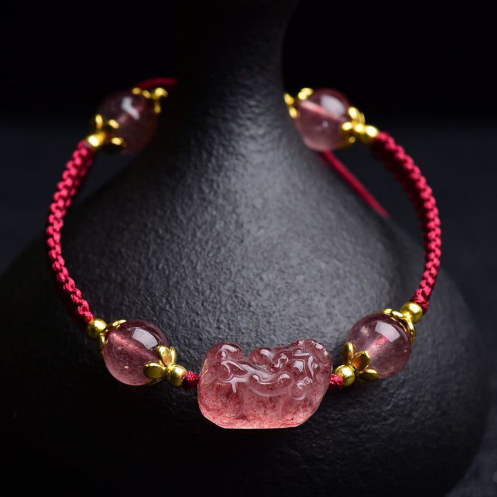 Buddha Stones Natürliches Erdbeer-Kristall-Pixiu-Charm-Glücksarmband mit roter Schnur