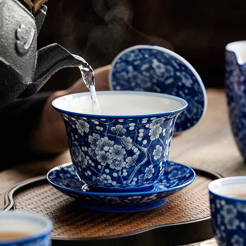 Buddha Stones, Pflaumenblüte, blaues und Weiß Porzellan, Keramik, Gaiwan Sancai Teetasse, Kung-Fu-Teetasse und Untertasse mit Deckel, 185 ml