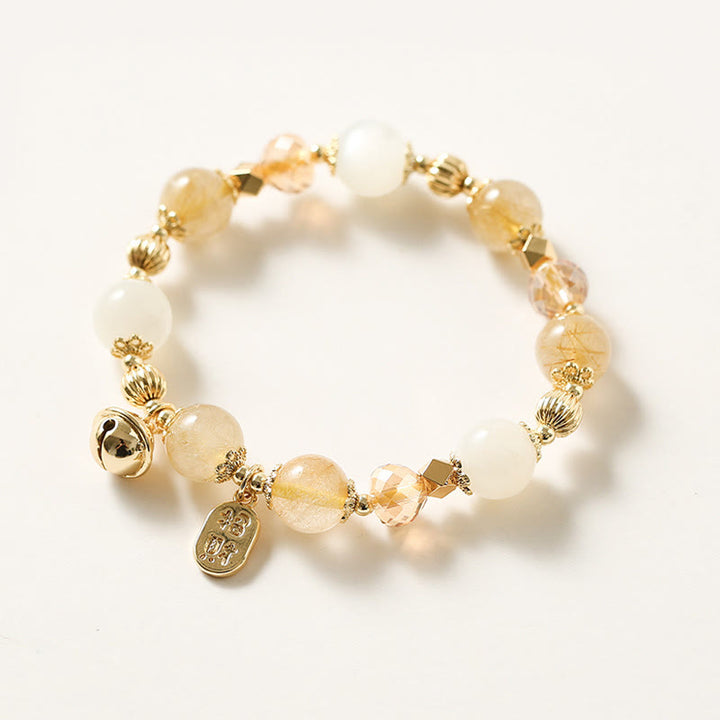 Buddha Stones 14K vergoldetes goldenes Rutilquarz-Charm-Armband mit Glücksglocke und Glücksbringer