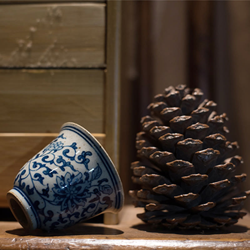 Buddha Stones Jingdezhen Blaues und Weiß Porzellan, handbemalte Lotus-Pflaumenblüten-Keramik-Teetasse, Kung-Fu-Teetassen