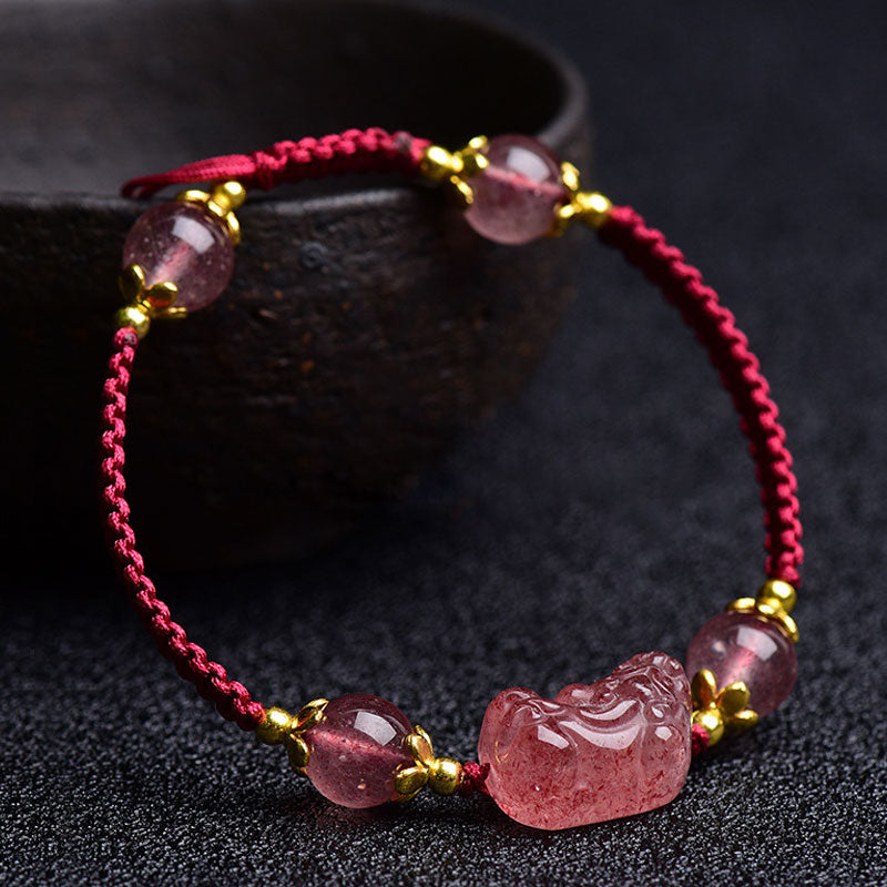 Buddha Stones Natürliches Erdbeer-Kristall-Pixiu-Charm-Glücksarmband mit roter Schnur
