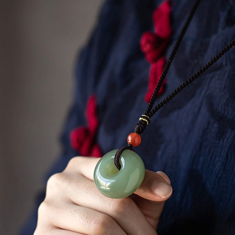 Natürlicher runder Jade-Halskettenanhänger aus grauer Jade mit Friedensschnalle und Glücksbringer