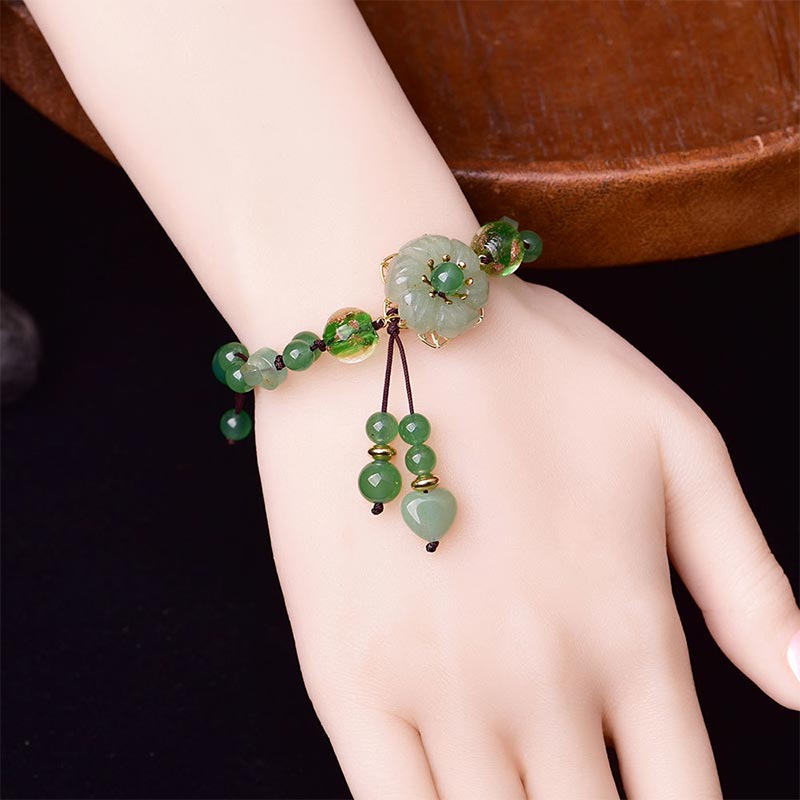 Buddha Stones natürliches grünes Jade-Glücks-Armband mit baumelnder Blume