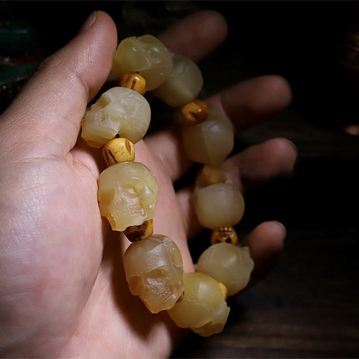 Buddha Stones Handgefertigtes Glücksarmband mit tibetischem Schafhornschädel, dem Herrn des Leichenwaldes, Yakknochen, graviert